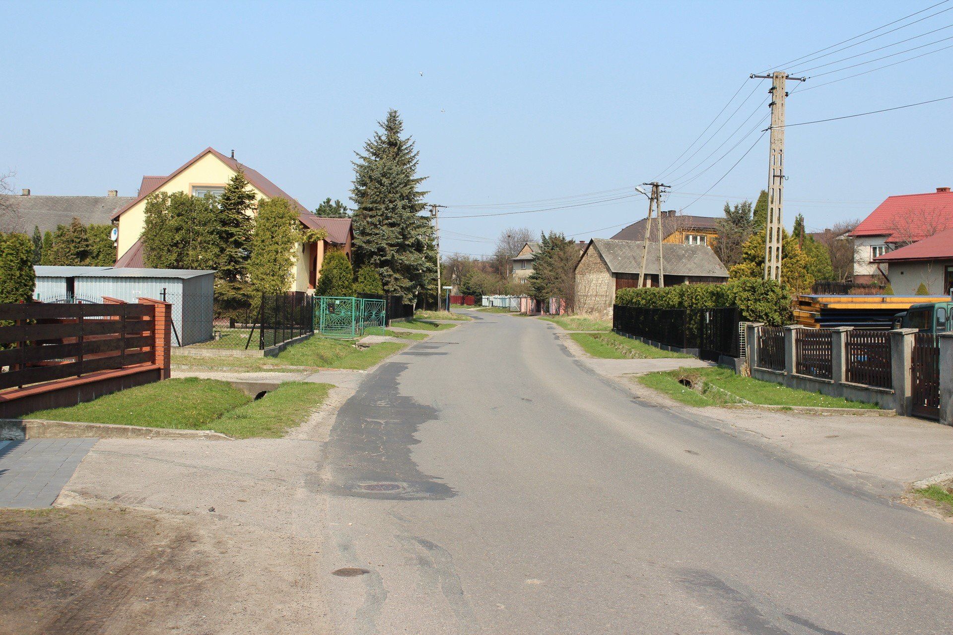 W centrum Balina panuje duży ruch, brakuje chodników, a jezdnia jest w złym stanie 