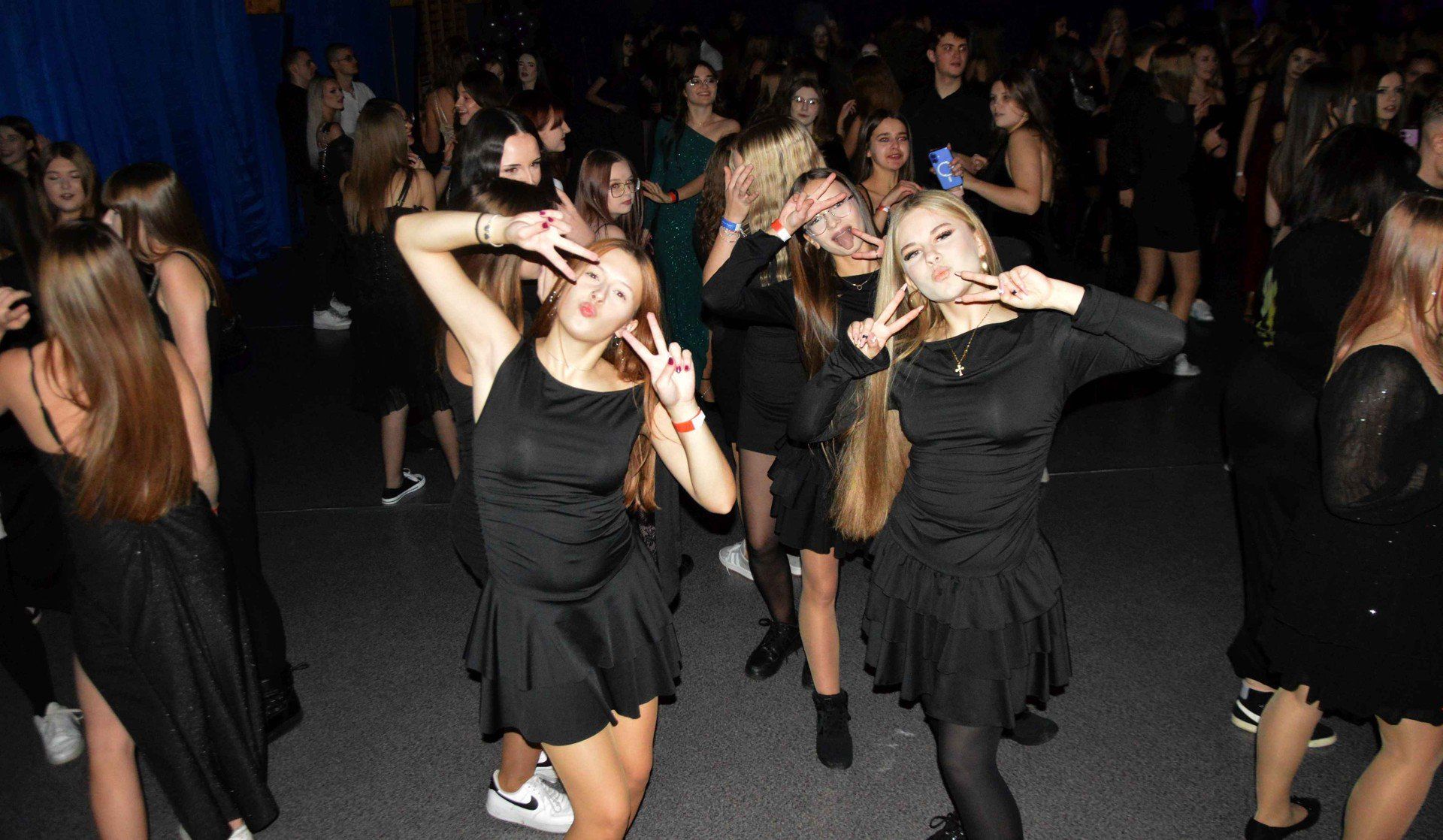 Tak bawiła się młodzież na balu andrzejkowym w II Liceum w Skarżysku - Kamiennej.