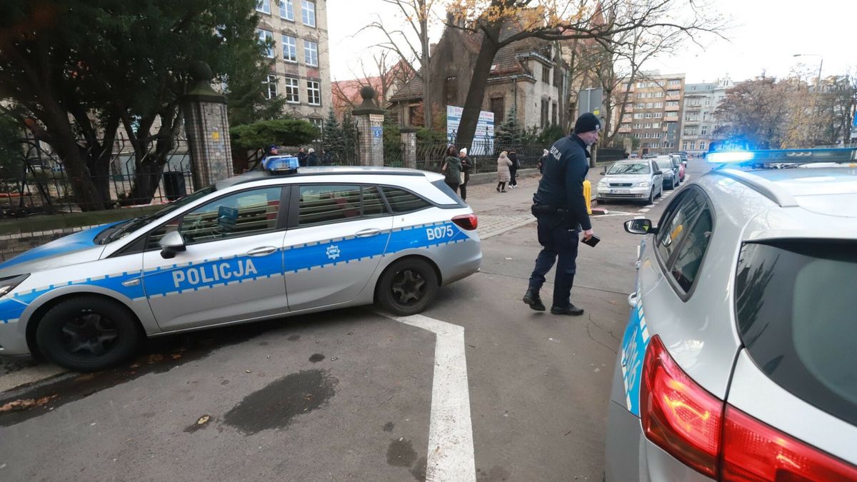 Archiwum Polska Press 2024
20.11.2024 WROCLAW
GAZETA WROCLAWSKA
WROCLAW, DAWIDA 5, ZESPOL SZKOL ZAWODOWYCH NR 5, EWAKUACJA, NA SALI GIMNASTYCZNEJ ZNALEZIONO BOMBE
JAROSLAW JAKUBCZAK/POLSKA PRESS
SZKOLA POLICJA EWAKUACJA NIEWYBUCH BOMBA SALA GIMNASTYCZNA REMONT UCZNIOWIE
JAROSLAW JAKUBCZAK/POLSKA PRESS