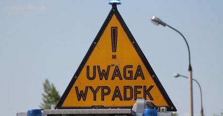 Tragiczny wypadek na DK12 w Pleszewie. Nie żyją dwie osoby, ciężarówka uderzyła w budynek