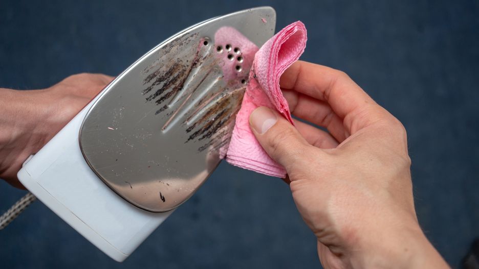 Using a highly heated iron
Removal of melted fibers and scrap hardened plastic on the soleplate. Cleaning the surface of the iron. Prevention of the soleplate surface from becoming scratched or corroded. Household concept
Ivan Halkin
calender, man-made, screw up, burn through, burnt-out, smoothing-iron, soleplate, to spoil, hardened plastic