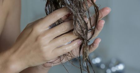Trik z odżywką. Włosy będą piękniejsze niż po wizycie w salonie