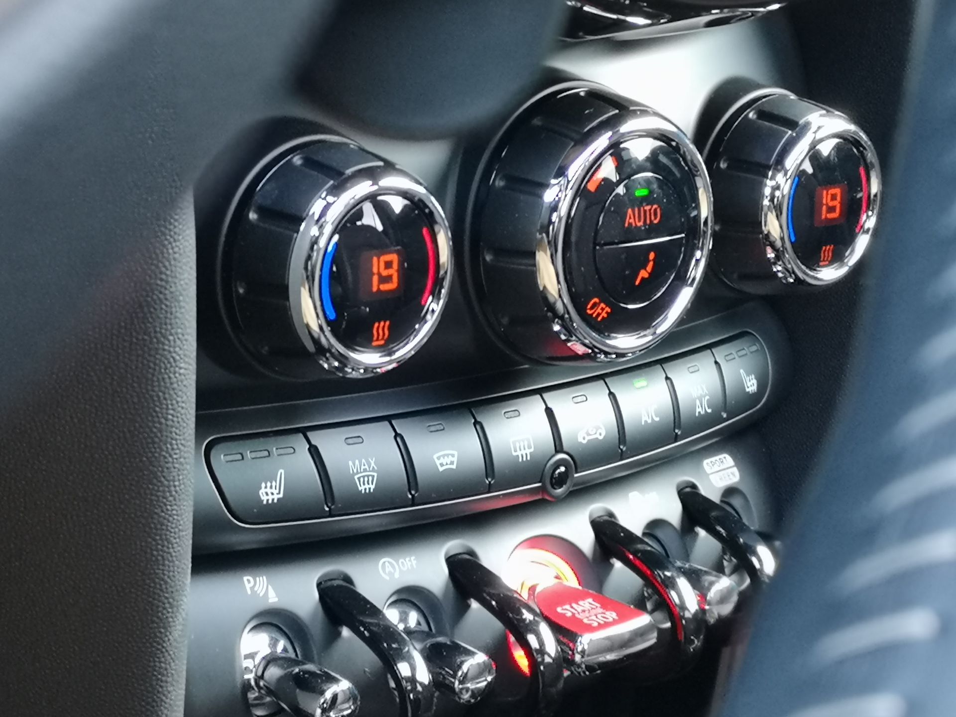 MINI Cooper S: aplikacja MINI Connected, obsługa systemu oraz audio Harman Kardon 24