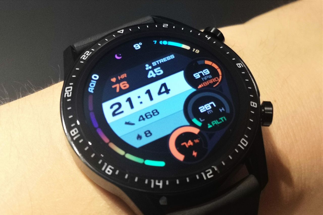 Jak działa smartwatch? Wyjaśnienie połączenia ze smartfonem i internetem