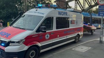Dziecko wpadło do Odry przy moście Zwierzynieckim we Wrocławiu. Na miejscu WOPR i policja z komisariatu wodnego