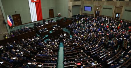 Weryfikacja szczepień pracowników już w Sejmie. Na komisji zamieszanie, prace się opóźniają