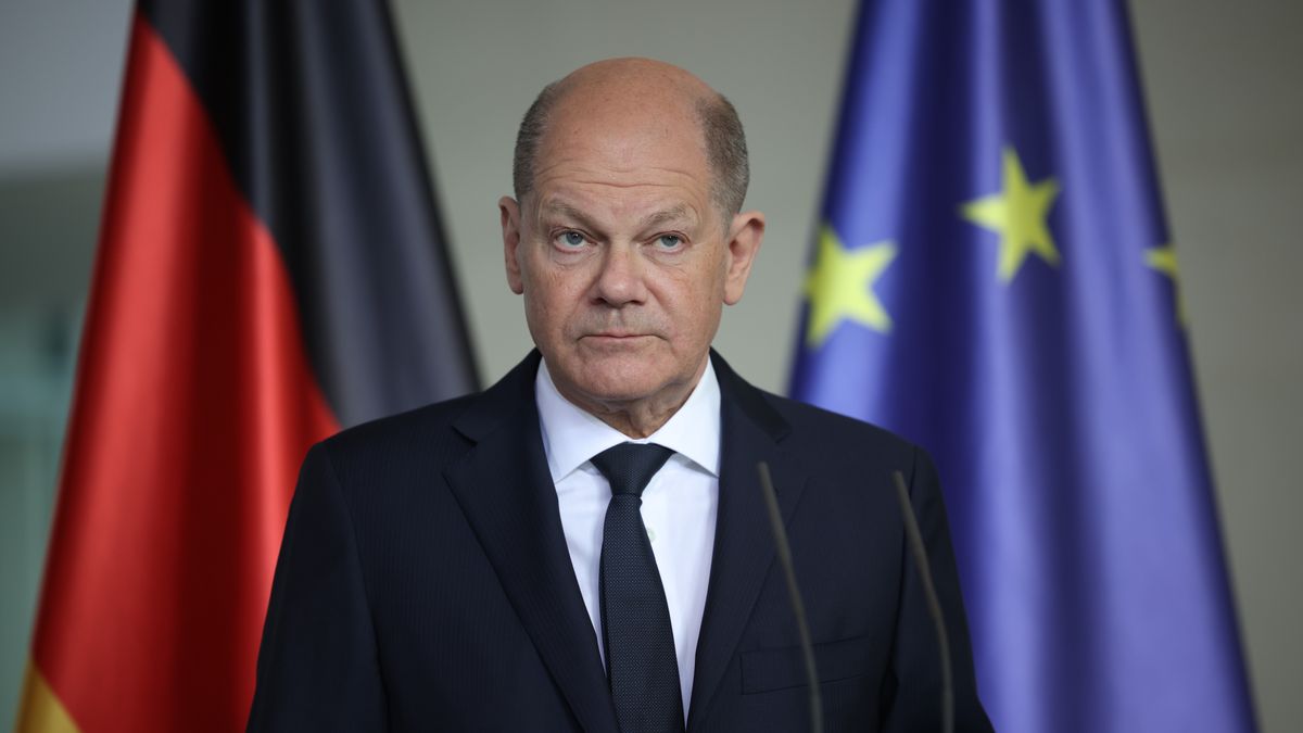 German Chancellor Olaf Scholz looks on next to Chairman of the Presidency of Bosnia and Herzegovina Denis Becirovic (not pictured) during a press conference at the chancellery in Berlin, Germany, 07 May 2024. Chairman of the Presidency of Bosnia and Herzegovina Denis Becirovic and German Chancellor Olaf Scholz met for talks. EPA/CLEMENS BILAN Dostawca: PAP/EPA.