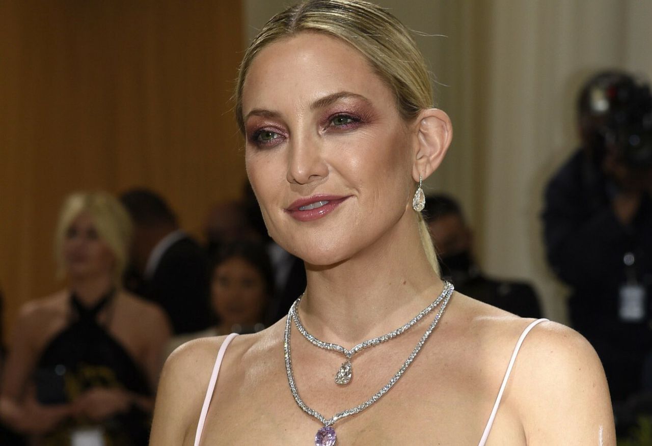 MET Gala 2021. Kate Hudson postawiła na kusy top i pióra