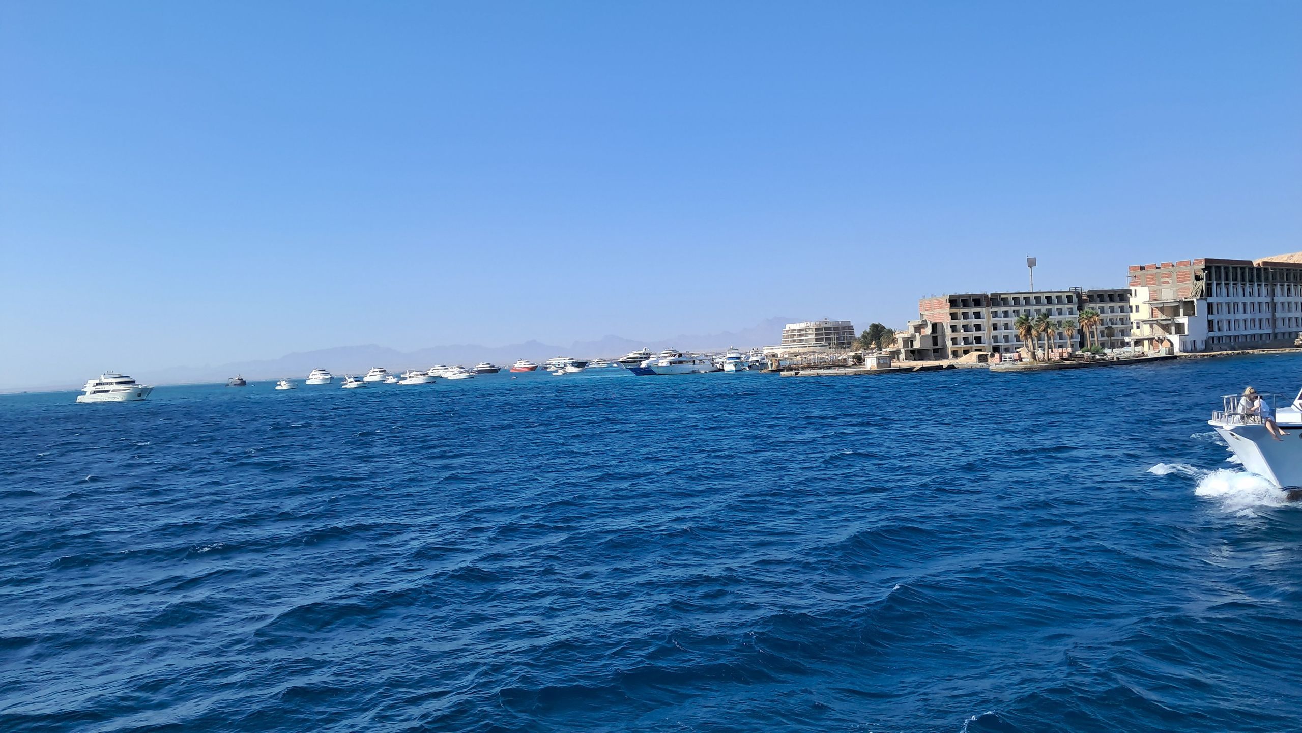 Łodzie wiozą turystów z Hurghady na wyspę. Rejs trwa ok. godziny