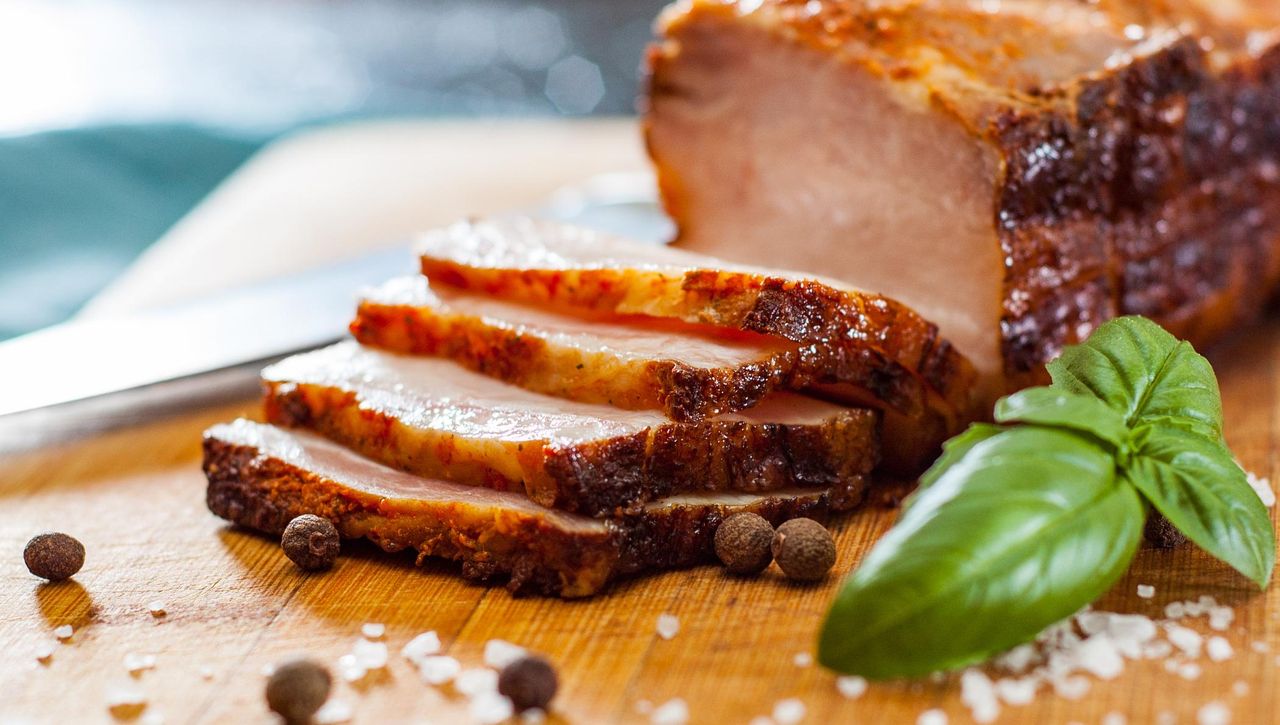 Boczek pieczony pokrojony na plasterki