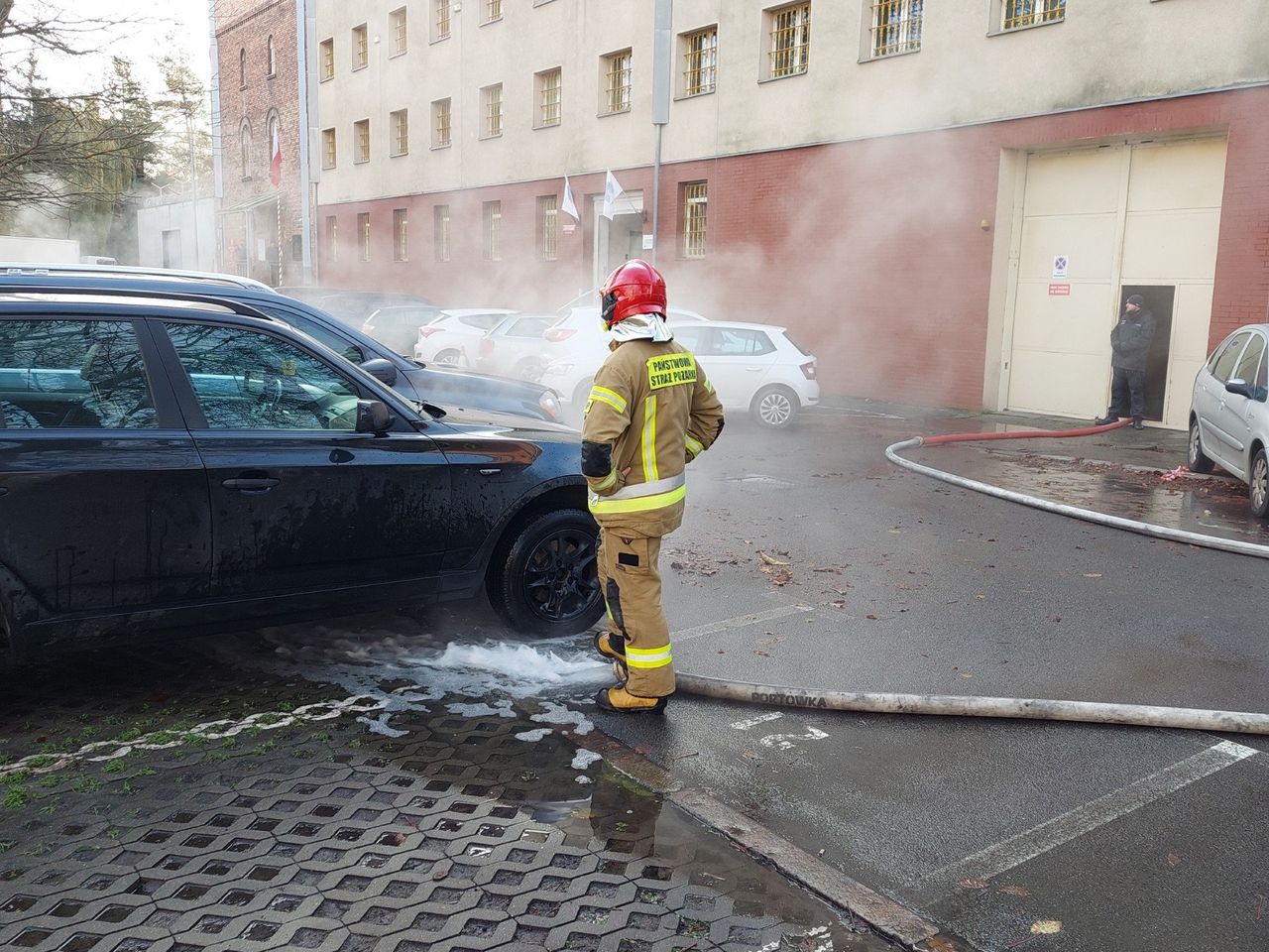 Szczecin: W prokuraturze doszło do awarii. Budynek zalała gorąca woda, a wnętrze wypełniła gęsta para