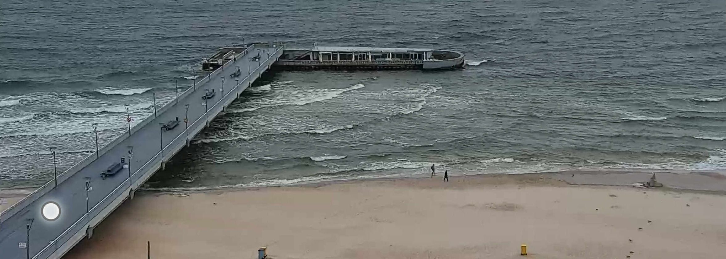 Już przed godz. 6:00 ludzie pojawili się na plaży w Kołobrzegu.