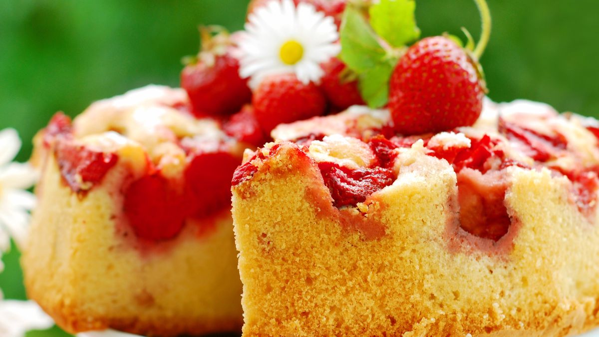 Ciasto jogurtowe z truskawkami jest idealne na wiosnę