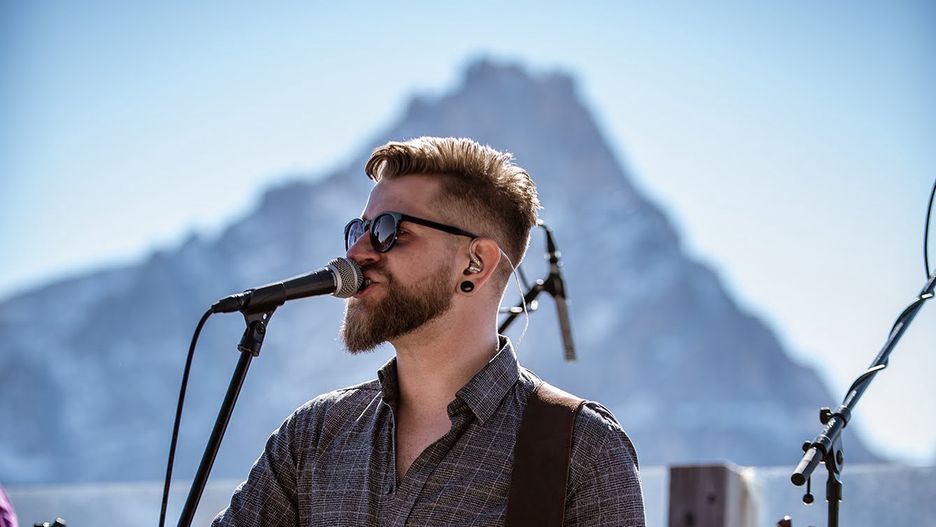 Adam Kalinowski dał się poznać w telewizyjnych talent show. Niedawno wydał solowy debiut