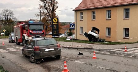 Samochód wbił się w piętrowy budynek. Za ścianą była rodzina z dziećmi