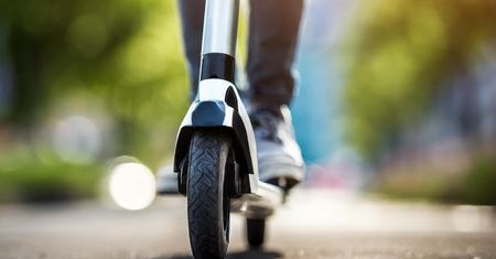 Wywrotka i dwa wykroczenia 15-latka z gminy Kęty na hulajnodze elektrycznej