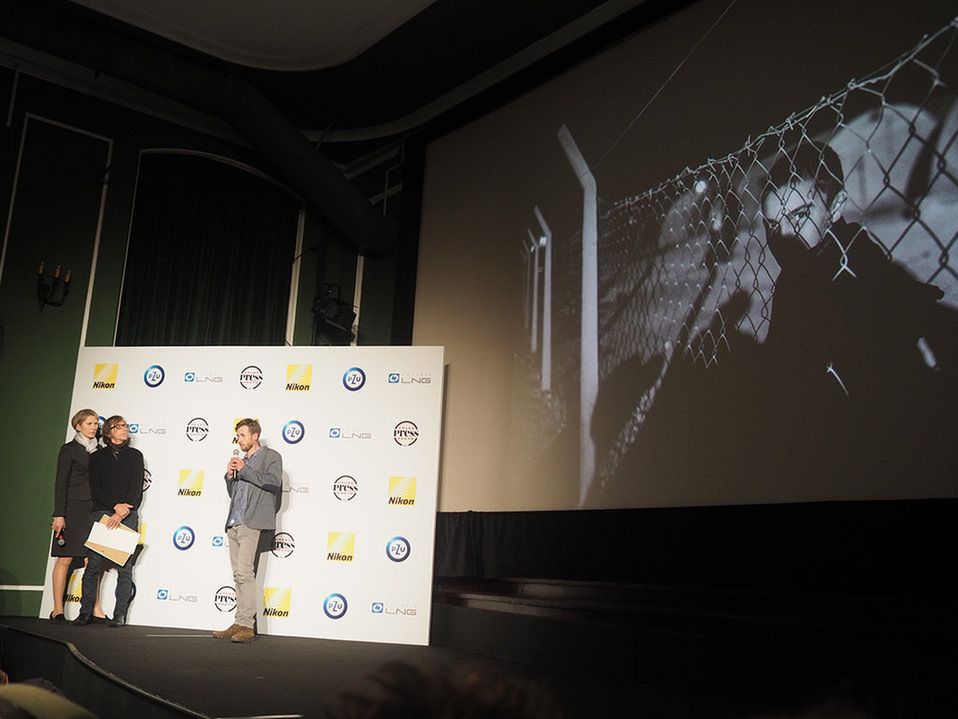 Maciej Moskwa odbierający nagrodę główną za zdjęcie roku Grand Press Photo 2015.