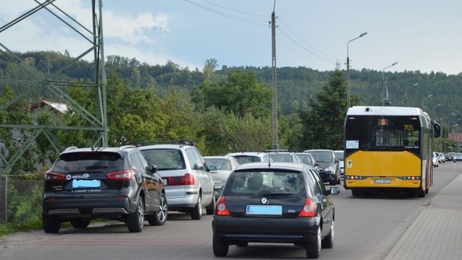Ulica Chłopska jest zastawiona autami