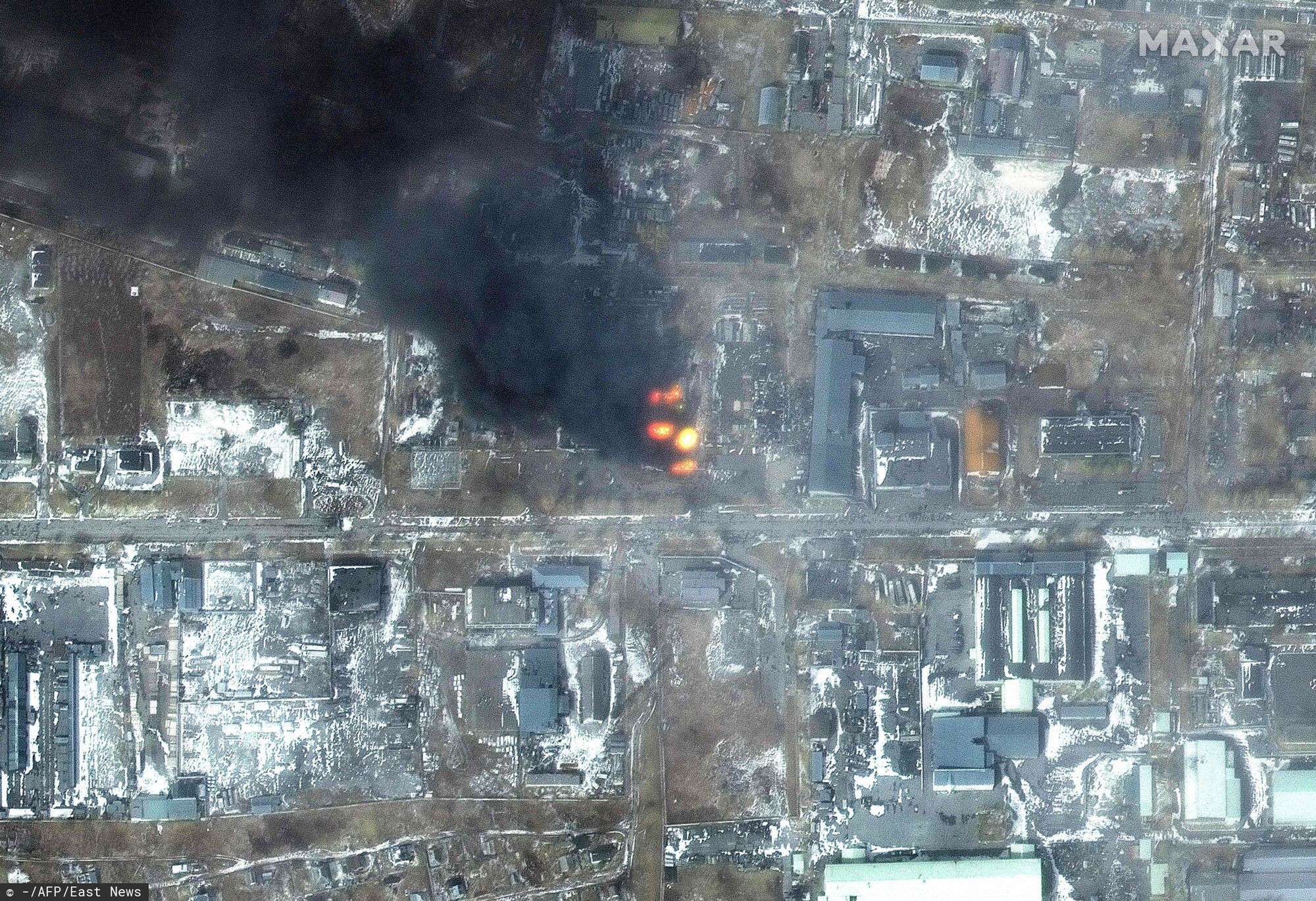 Wojna w Ukrainie - ostrza? MariupolaThis Maxar satellite image taken and released on March 12, 2022, shows a multispectral view of fires in an industrial area of the Primorskyi district in western Mariupol, Ukraine. - The humanitarian situation in Ukraine is deteriorating quickly and has become catastrophic in a number of cities, the Russian military said on March 12, 2022, speaking on the 17th day of what Moscow has termed a "special military operation". (Photo by various sources / AFP) / RESTRICTED TO EDITORIAL USE - MANDATORY CREDIT "AFP PHOTO / Satellite image ?2022 Maxar Technologies " - NO MARKETING - NO ADVERTISING CAMPAIGNS - DISTRIBUTED AS A SERVICE TO CLIENTS - THE WATERMARK MAY NOT BE REMOVED/CROPPED / THE WATERMARK MAY NOT BE REMOVED/CROPPED-