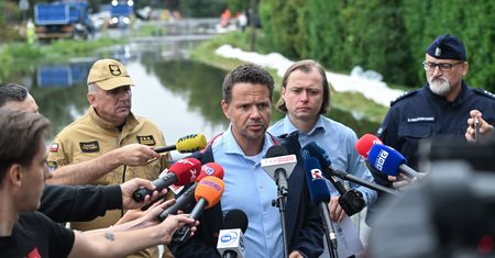Ulewy nad Warszawą. Zawalił się dach galerii handlowej