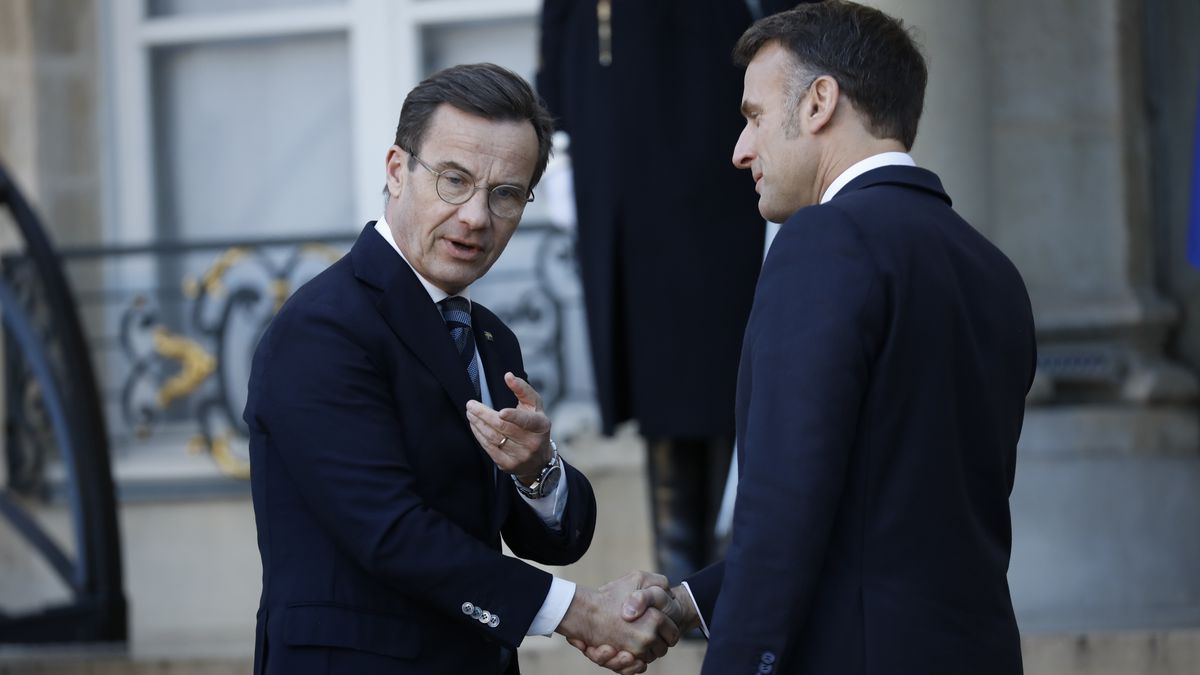 PARIS, FRANCE - JANUARY 06: French President Emmanuel Macron (R) greets Swedish Prime Minister Ulf Kristersson upon his arrival at the Elysee Palace on January 06, 2026 in Paris, France. Leaders from around 30 countries are gathering in Paris to discuss military support for Ukraine, amid ongoing negotiations on a US-brokered peace plan to end Russia's war in Ukraine.(Photo by Antoine Gyori - Corbis/Corbis via Getty Images)