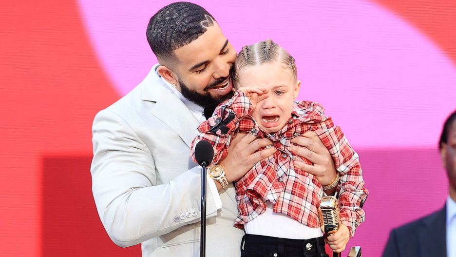 Drake odebrał nagrodę. Pokazał swojego syna na scenie