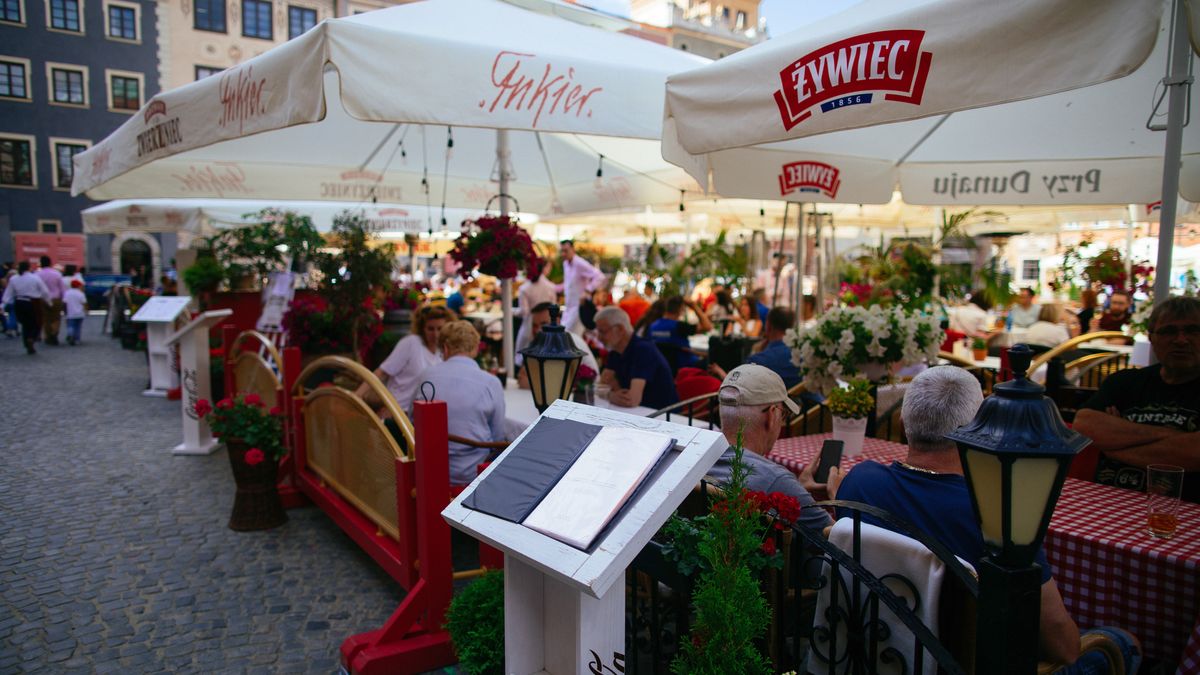  Rynek Starego Miasta w Warszawie, 6 bm. Mieszkańcy miasta i turyści korzystają z ostatnich godzin czerwcowego długiego weekendu. 