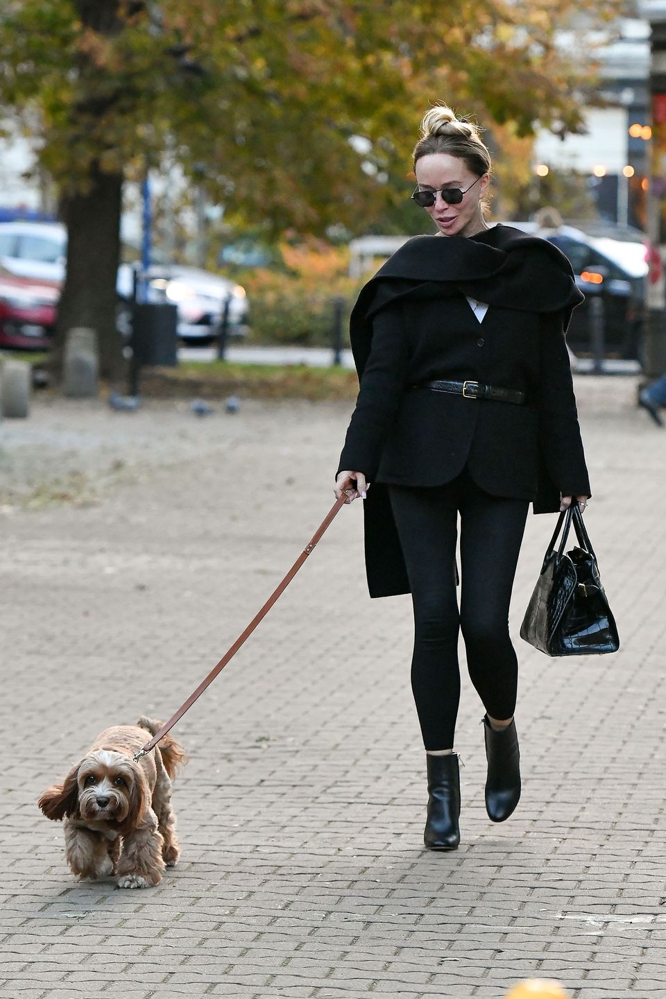 Joanna Przetakiewicz spaceruje z psem po mieście