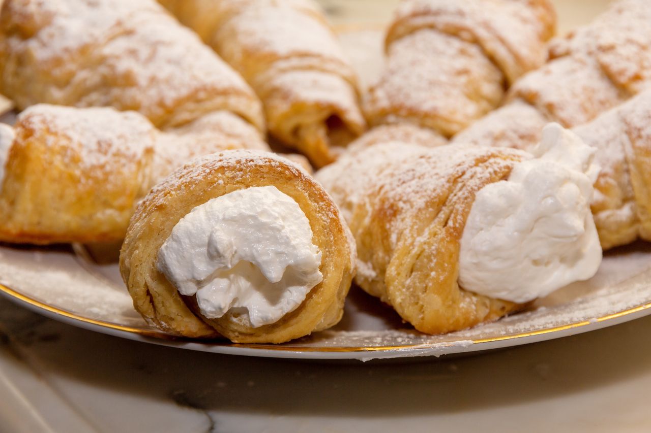 Cream-filled pastry tubes: From historical roots to home baking