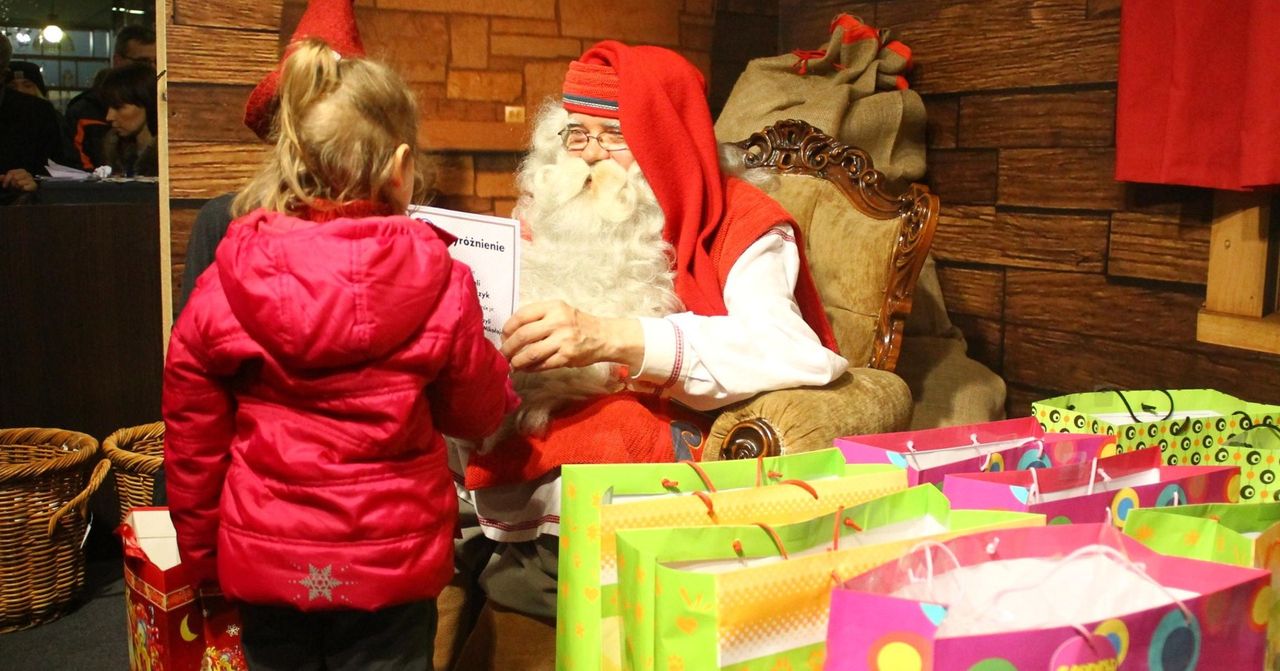 Kraków: Wystartowała akcja "Paczka pod choinkę". Do tych punktów można przynosić upominki dla potrzebujących dzieci