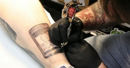 Tatuaż na nodze w imię miłości do BlackBerry