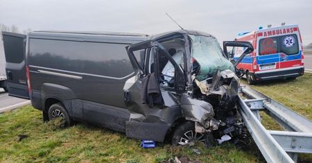 Tragiczny wypadek na ekspresówce. Uderzył w lawetę, a potem w barierki