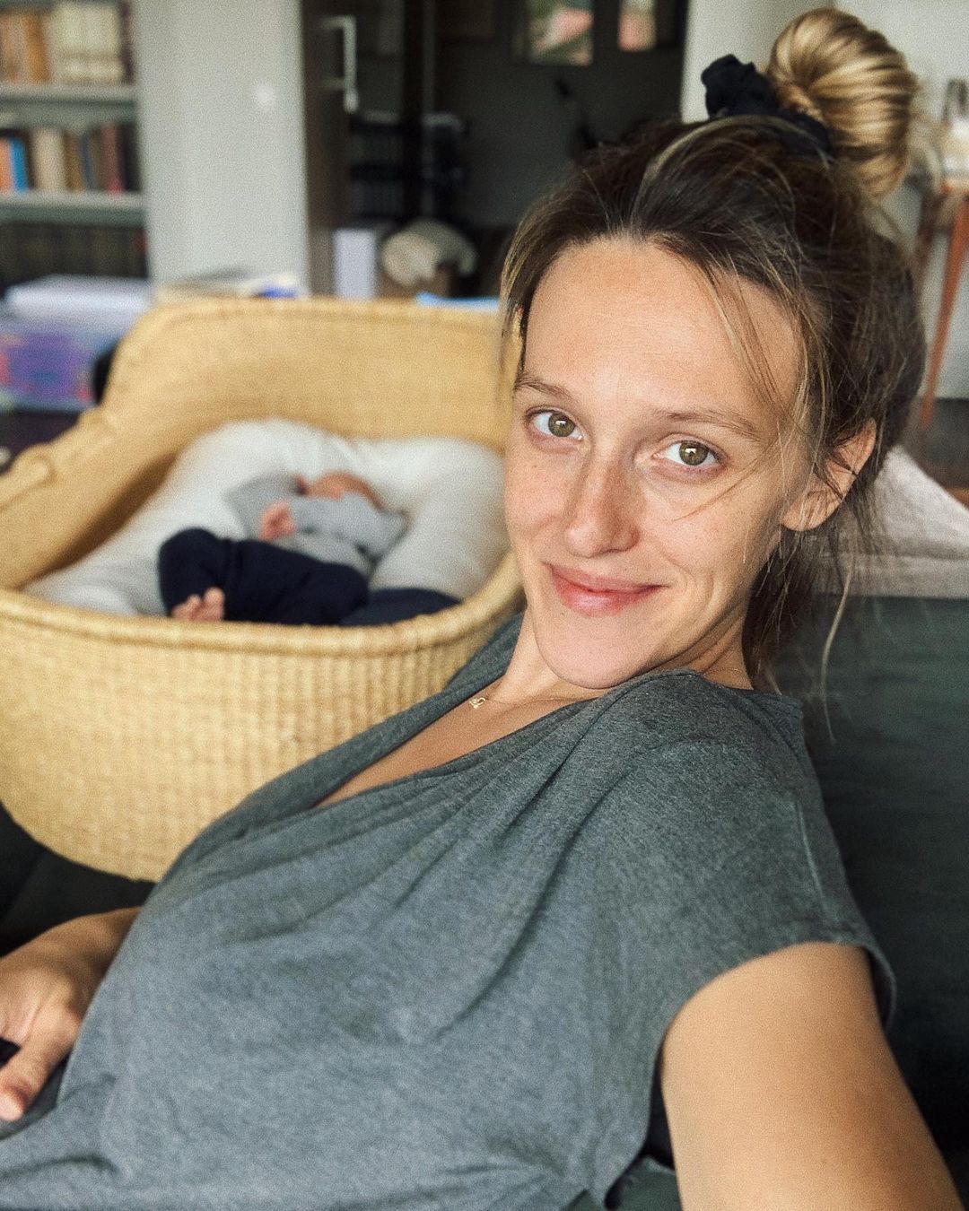 Aleksandra Żebrowska niebawem przywita na świecie kolejną pociechę. Bez oporu chwali się ciążowymi krągłościami 
