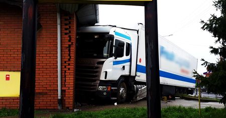 Tir wjechał w budynek marketu. Mogło dojść do tragedii