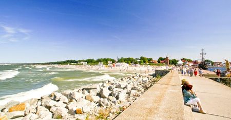 Ustka wypływa na falę