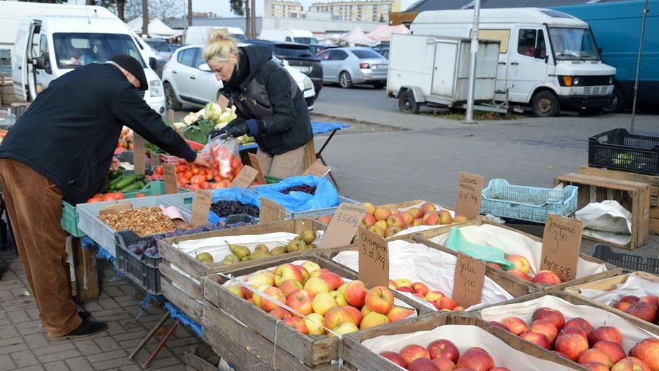 Owoce i warzywa na na placu targowym w Stalowej Woli