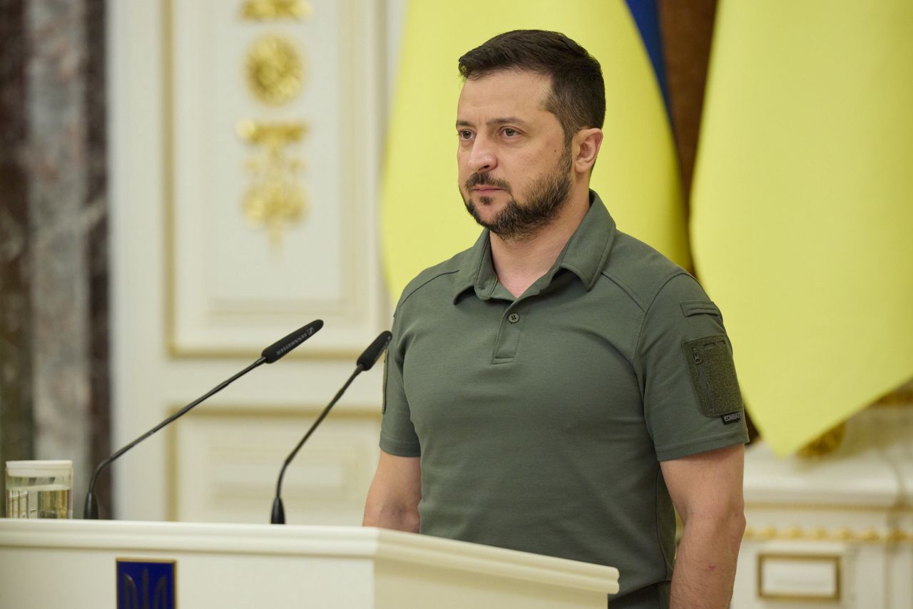 Zelensky sees different challenges in reclaiming Crimea and Donbas