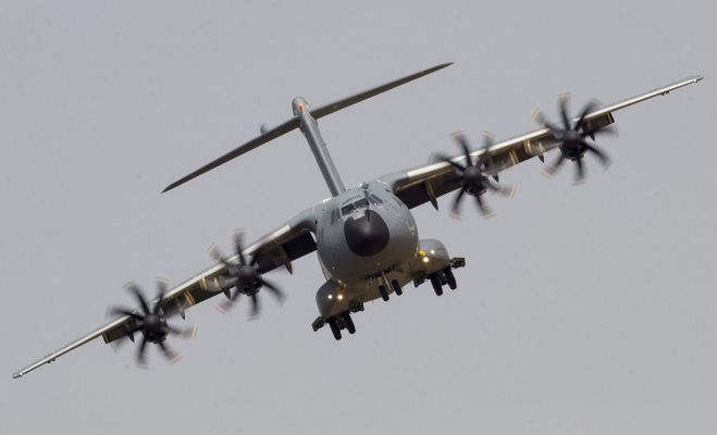 Maszyna RAF usiadła na plaży. Udane lądowanie i start Airbusa A400M Atlas