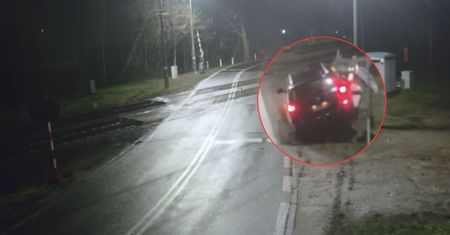 Kierowca wbił się w rogatki. Mocne nagranie z przejazdu kolejowego na Mazowszu