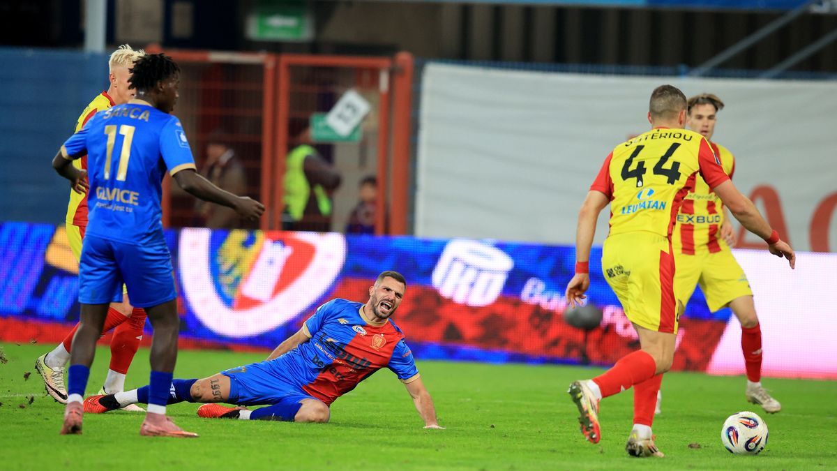 Gliwice, 31.10.2025. Piłkarze Piasta Gliwice Leonardo (L) i Erik Jirka (C) oraz Konstantinos Soteriou (P) z Korony Kielce podczas meczu Ekstraklasy, 31 bm. (mk) PAP/Jarek Praszkiewicz