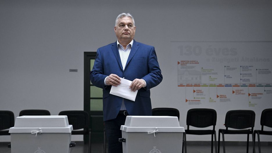Hungary votes in European Elections
epa11398956 Hungarian Prime Minister Viktor Orban, leader of the ruling Fidesz party, prepares to cast his vote at a polling station during the European Parliament and the local elections in Budapest, Hungary, 09 June 2024. The European Parliament elections take place across EU member states from 06 to 09 June 2024.  EPA/Szilard Koszticsak HUNGARY OUT 
Dostawca: PAP/EPA.
Szilard Koszticsak