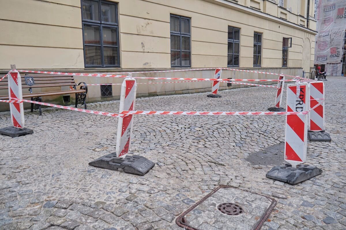 Zapadnięta nawierzchnia na Starym Mieście w Lublinie