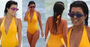 Pośladki Kourtney w żółtym kostiumie na plaży (ZDJĘCIA)