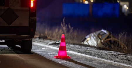 Mercedes wypadł z drogi i dachował w rowie. Kierowca trafił do szpitala