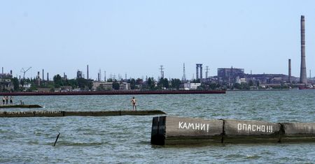 Rosyjskie władze okupacyjne zapraszają ludzi na plażę. Wybuchają tam miny