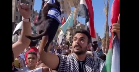 Znęcał się nad psem w trakcie protestu. To było po prostu okrutne
