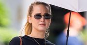 Jennifer Lawrence paraduje po ulicy z odsłoniętym brzuchem sześć miesięcy PO PORODZIE (ZDJĘCIA)