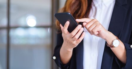 Te 12 aplikacji warto mieć, jeśli wybierasz się na urlop. Mapy, wydatki, bilety i rezerwacje w twoim telefonie