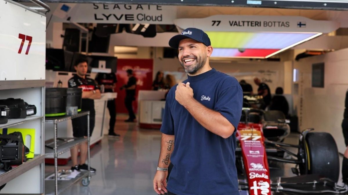 Sergio Aguero w garażu Formuły 1