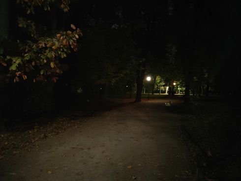 Zdjęcia nocne przy solidnych kontrastach. W trybie Zdjęcie (po lewej) i w trybie Ultra Night (po prawej)